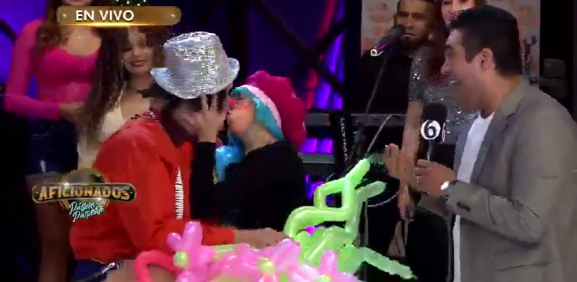 Payasita se pasa de lista y roba beso a conductores de Aficionados