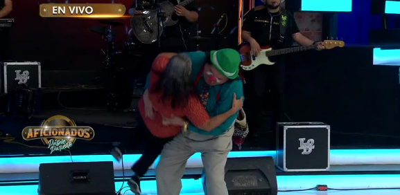 Esta abuelita termina en el piso por error del payaso