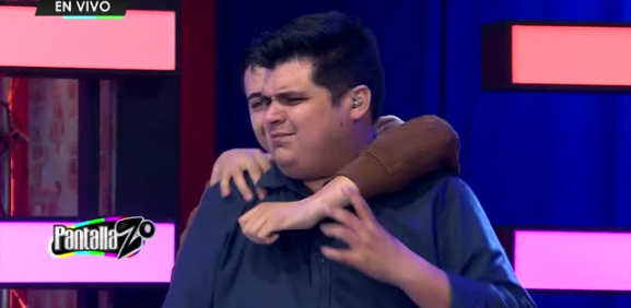 William le da un "beso de gato" a Lalo Elizondo