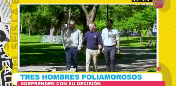 La historia de esta pareja poliamorosa sorprendió a las redes sociales