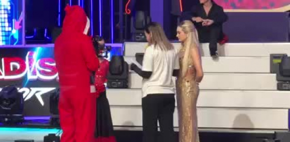 Es el turno de Allyson al escuchar tiernas palabras de su mamá