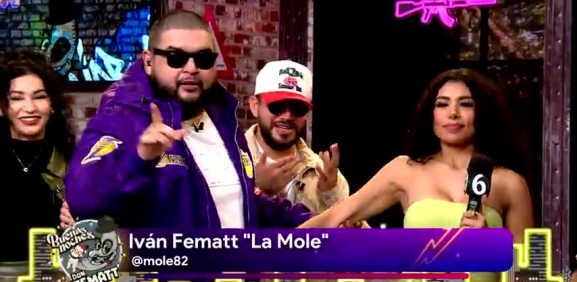 El conductor presenta a la nueva chica del programa