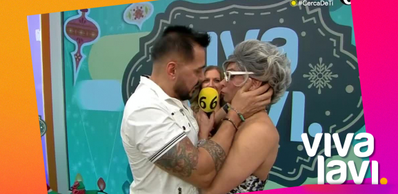 'El Pana' le roba beso a la Maestra Resurrección