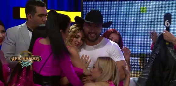 Las aficionaditas quieren tocar al juez de 'Aficionados'