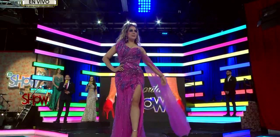 Con entallado vestido y otra peindo, es como la chica demuestra radical cambio