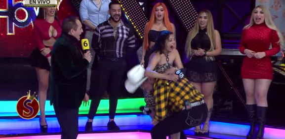 El luchador así le da la bienvenida a la ganadora del certamen