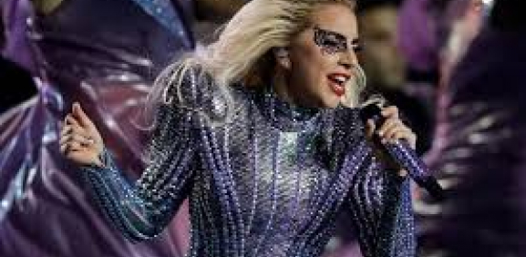 La cantante también tuvo a la presencia del fan que atacó a Ariana Grande