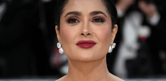 Salma Hayek es captada en el aeropuerto de CDMX