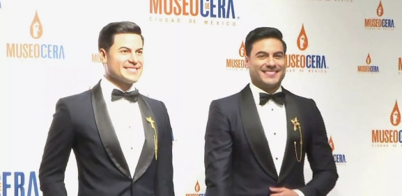 Carlos Rivera devela figura de cera en Museo de Cera de la CDMX