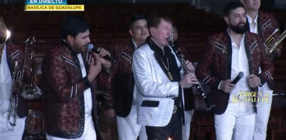 Acompañado de su banda, demostró su fe y agradecimiento