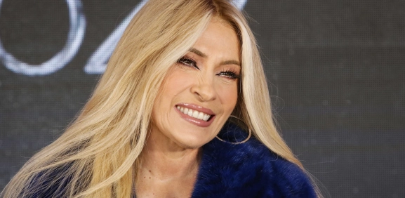 Yuri sorprende a novios regios en su boda