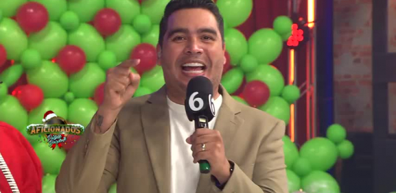 El conductor se pone la playera regia y manda todo su apoyo