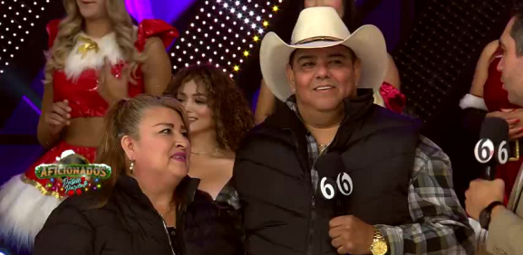 Este señor da muestra del amor y cariño a su esposa