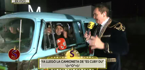 Con aplausos y mucha emoción el elenco de 'Es Show' reciben a la tan esperada camioneta