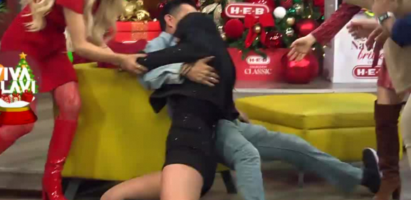 Ángel Castro y Rubi sufren caída en vivo