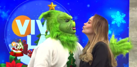 'El Grinchesco' besa a Gina Pastor