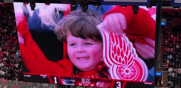 Niño se roba la atención en partido de hockey