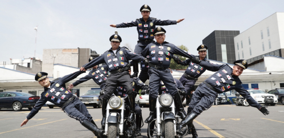 Policías realiza acrobacias durante desfile