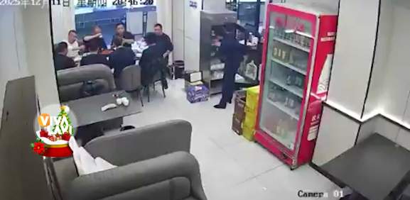 Cena navideña en China casi termina en tragedia