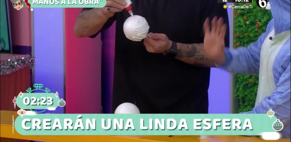 La maestra Resurrección nos enseña a hacer unas lindas esferas navideñas