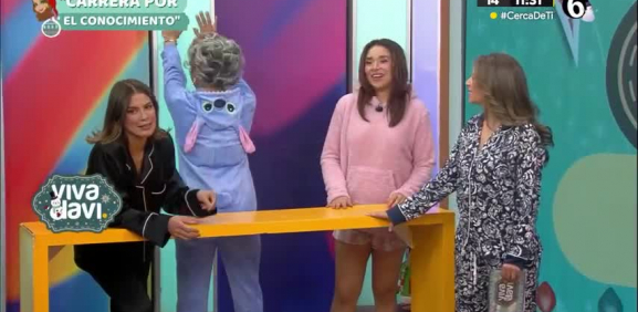 La maestra Resurrección usa hoy una pijama con una extraña abertura