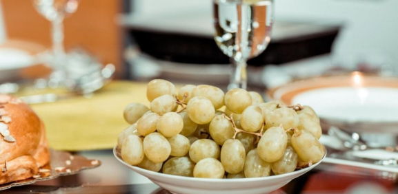 México tiene muchas tradiciones para despedir el año viejo como salir con una maleta, las 12 uvas, aventar lentejas, cenas especiales entre otras