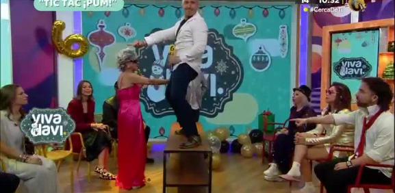 Alex Bi le hace sensual baile a la Maestra Resurrección