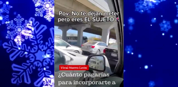 Hombre paga para meterse a carril durante el tráfico
