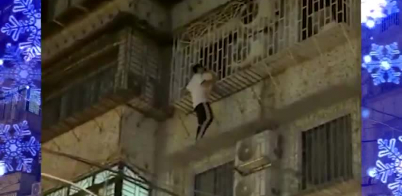 Hombre salva a menor de caer de un balcón