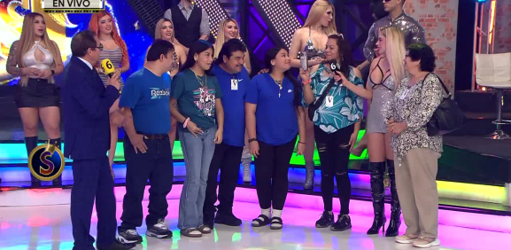 Esta familia sorprende al llegar desde otro país para disfrutar del programa en vivo