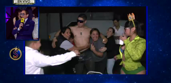 El chico de 'Es Show' sorprende con estas señoras en pleno día de reyes magos