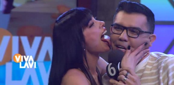 Ruby González le daun beso de gato a Ángel Castro y Carlos Posadas