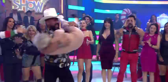 El luchador se pasa con la invitada con tremenda vuelta