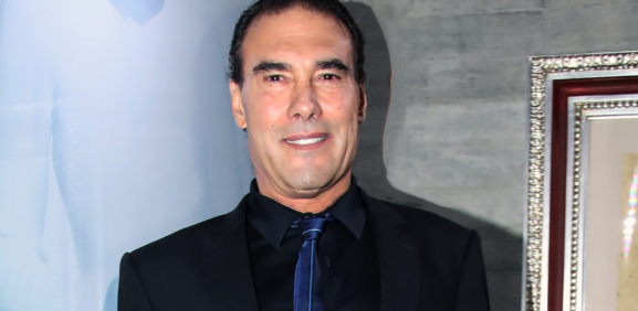 Eduardo Yáñez subasta su ropa interior en redes sociales