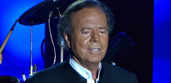 Salen a la luz videos de Julio Iglesias besando a conductoras y periodistas
