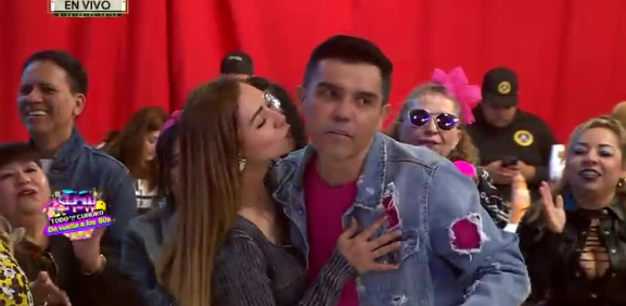 Aleida por primera vez le da un beso al conductor