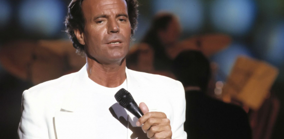 Julio Iglesias exige frenar investigación en España