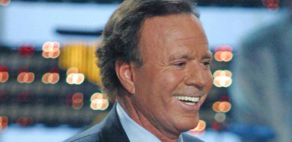 Difunden supuestos mensajes de las denunciates de Julio Iglesias