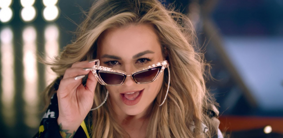 María José celebra cumpleaños de fan de 90 años