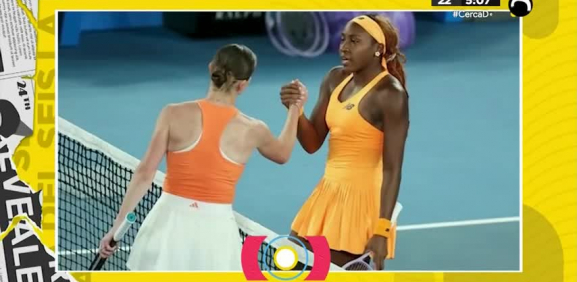 La deportista es capada rompiendo su raqueta