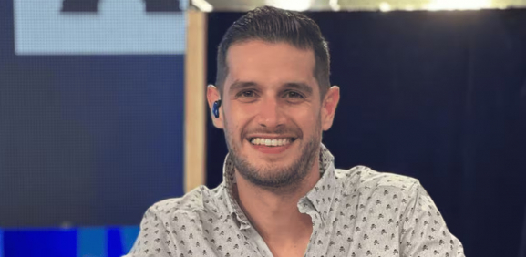 Adrián Marcelo aparece sin ropa en podcast