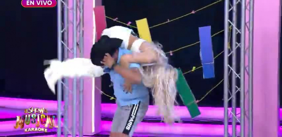 La sensual rubia es víctima del coraje de 'Mafioso'