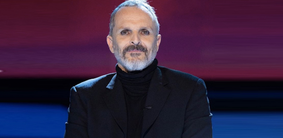 El canante develó la placa de 100 representaciones.