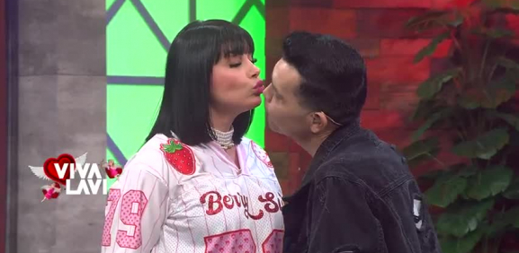 Ángel Castro rechaza beso de Ruby González
