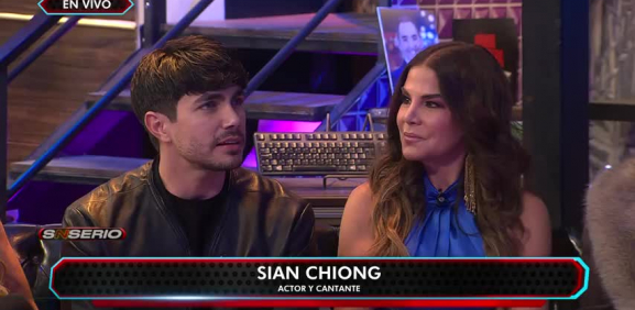 La conductora en pleno programa confiesa ser la tía del actor