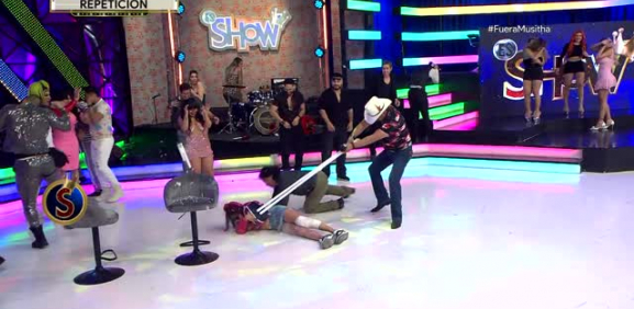 El luchador se pone demasiado rudo en el programa