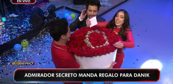 La conductora quedó sonrojada al ver tremenda sorpresa de un admirador secreto