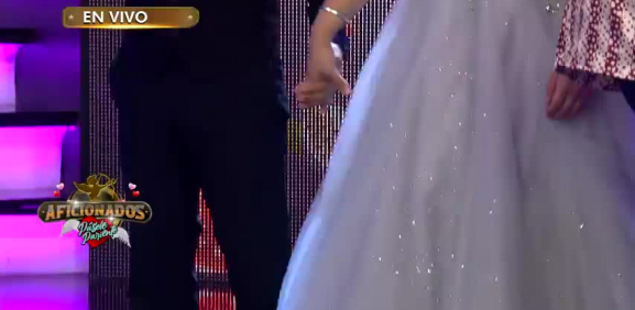 Isaac presenta a su nueva novia