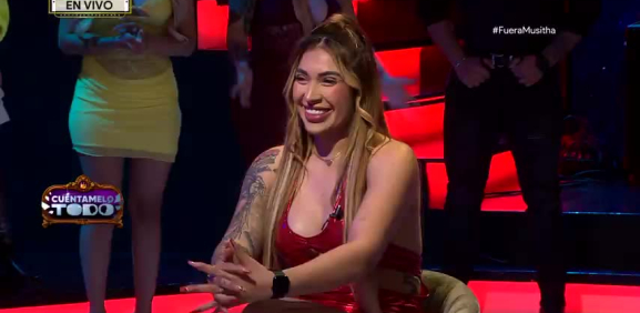 En el espejo la chica de 'Es Show' da la buena noticia de estar enamorada