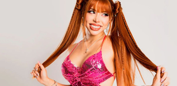 Yeri Mua es captada en silla de ruedas en el aeropuerto